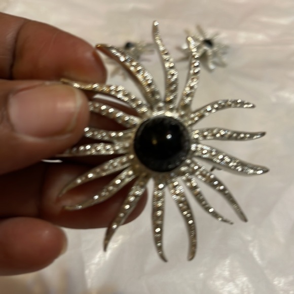 Brooch w/ Earrings - Picture 2 of 7